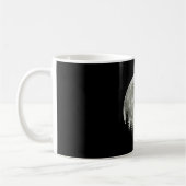 Mops Stehend auf Mondschein Halloween Kaffeetasse (Links)