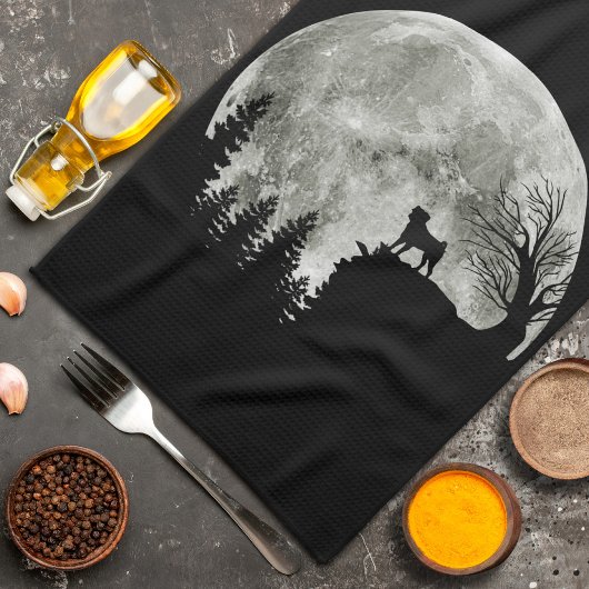 Mops steht auf dem Mond, ein heißer Halloween Geschirrtuch