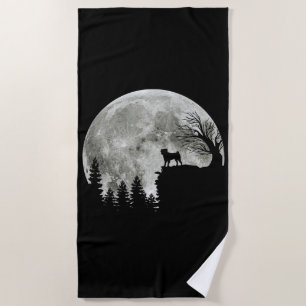 Mops steht auf dem Mond, ein heißer Halloween Strandtuch
