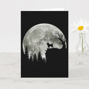 Mops steht auf einem unheimlichen Halloween-Mond a Karte