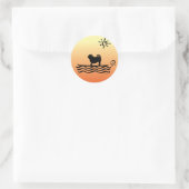 Mops Surf Klassischer Rundaufkleber Runder Aufkleber (Tasche)