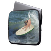 Mops-Surfer-Typ Laptopschutzhülle (Vorderseite Links)