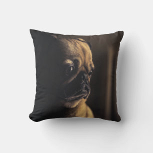 Mops tief in Gedanken Kissen