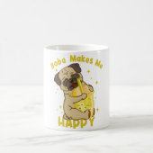 Mops trinkt Boba Kaffeetasse (Mittel)