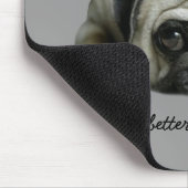 Mops umarmt Mousepad (Ecke)