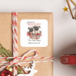 MOPS UND KISSEN FUNNY MERRY CHRISTMAS CUSTOM TEXT QUADRATISCHER AUFKLEBER<br><div class="desc">STARTEN SIE AUF DIESER JAHRESFERIENPARTY MIT EINEM HUND-MOPS,  DER SICH FÜR EINE KUNDENNACHRICHT MIT RAUM BEKANNT GING. VERWENDEN SIE DIE FÜR TIERLIEBER,  HUND ODER KATZGEBER,  KATZLADY,  KATZKATZPERSONEN ODER JEDEN,  DER SEINEN FREUND LIEBE</div>