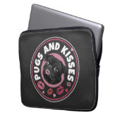 Mops und Küsse | Niedlich Puppe | Mops Lovers Laptopschutzhülle (Vorderseite Links)