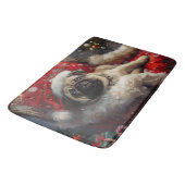 Mops Weihnachtsfestlich Badematte (Schrägansicht)