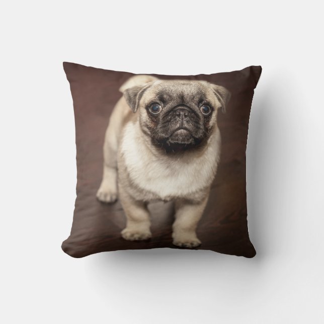 Mops Welpe auf poliertem Holzfußboden Kissen (Vorderseite)