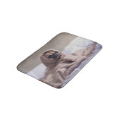 Mops Welpe Hund Cuddling in einem warmen Handtuch Badematte (Schrägansicht)