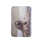 Mops Welpe Hund Cuddling in einem warmen Handtuch Badematte (Vorderseite Vertikal)