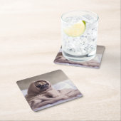 Mops Welpe Hund Cuddling in einem warmen Handtuch Rechteckiger Pappuntersetzer (Vor Ort)