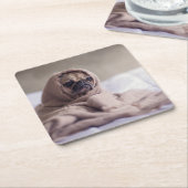 Mops Welpe Hund Cuddling in einem warmen Handtuch  Rechteckiger Pappuntersetzer (angewinkelt)