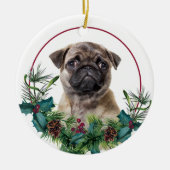 Mops Welpe Hund Evergreen Berry Wreath Keramik Ornament (Vorne)