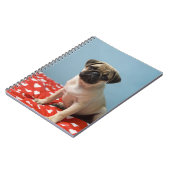 Mops Welpe im Bett Notizblock (Linke Seite)