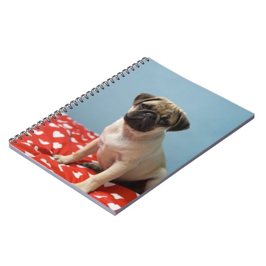 Mops Welpe im Bett Notizblock (Linke Seite)