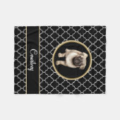 Mops-Welpe Schwarz-weißes Quatrefoil mit Namen Fleecedecke (Vorderseite (Horizontal))