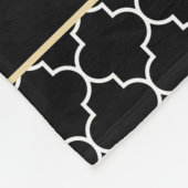 Mops-Welpe Schwarz-weißes Quatrefoil mit Namen Fleecedecke (Ecke)