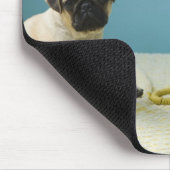 Mops Welpe sitzend auf dem Bett neben dem Telefon Mousepad (Ecke)