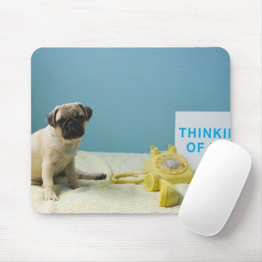 Mops Welpe sitzend auf dem Bett neben dem Telefon  Mousepad (Mit Mouse)