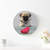 Mops wünscht Happy Valentine's Day Heart Uhr (Zuhause)