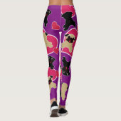 Möpse mit Herzen auf Lila Leggings (Rückseite)