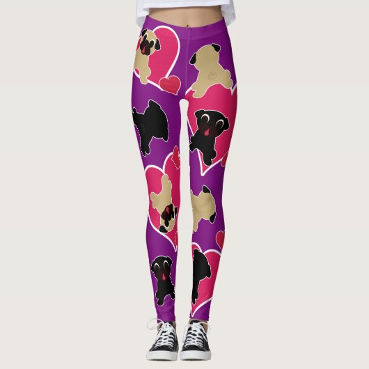 Möpse mit Herzen auf Lila Leggings (Vorderseite)