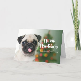 Mopshund gegen Weihnachtsbaum mit bokeh Feiertagskarte