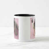 Mopshund mit Augenmaske auf dem Kopf, der auf Bett Tasse (Zentrum)