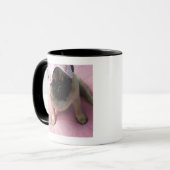 Mopshund mit Augenmaske auf dem Kopf, der auf Bett Tasse (Vorderseite Links)