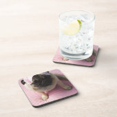 Mopshund mit Augenmaske auf dem Kopf, der auf Bett Untersetzer (Rechte Seite)