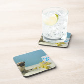 Mopswelpe, der auf Bett nahe bei Telefon sitzt und Untersetzer (Rechte Seite)