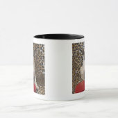 Mopswelpe, der gegen Tierdruck sitzt Tasse (Zentrum)