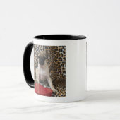 Mopswelpe, der gegen Tierdruck sitzt Tasse (Vorderseite Links)