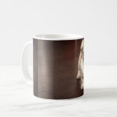 Mopswelpe im Sepia Kaffeetasse (Vorderseite Links)