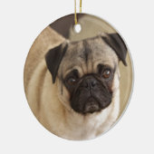Mopswelpe Keramikornament (Links)