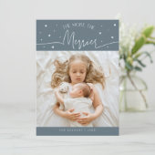 More The Merrier Christmas Slate Blue Photo Birth  Ankündigung (Stehend Vorderseite)