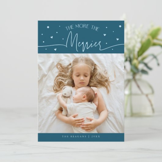 More The Merrier Christmas Teal Photo Birth  Ankündigung (Stehend Vorderseite)