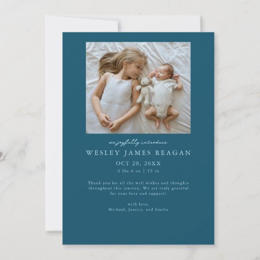 More The Merrier Christmas Teal Photo Birth Ankündigung (Rückseite)