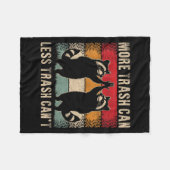 More Trash Can Less Trash Can’t Funny Raccoon Fleecedecke (Vorderseite (Horizontal))