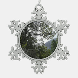 Morgen auf dem Weg zu den Vernal Falls im Yosemite Schneeflocken Zinn-Ornament
