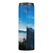 Morgen Berge Nebel Landschaft Thermosbecher (Rückseite)
