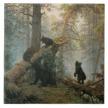 Morgen in einem Kiefernwald (Bären im Wald) Fliese<br><div class="desc">Dieses Design zeigt ein Gemälde des russischen Künstlers Ivan Shishkin (1832-1898). Es zeigt eine Waldlandschaft mit braunen Bären, die auf den Bäumen klettern. Die Bären werden von einem Bienenstock angezogen, der sich in einem der Baumkronen befindet. Die ganze Szene zeigt die Schönheit und Majestät der lebendigen Welt. Das Originalgemälde wurde...</div>