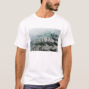 Morgen-Nebel über Reis-Feldern T-Shirt