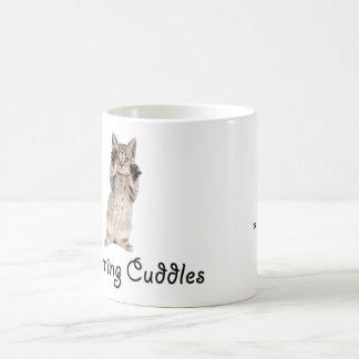 Morgen streichelt Kätzchen Kaffeetasse