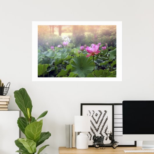 Morgendämmerung am Lotus Pond Poster (Heimbüro)