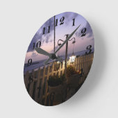 Morgendämmerung am Strand Runde Wanduhr (Winkel)
