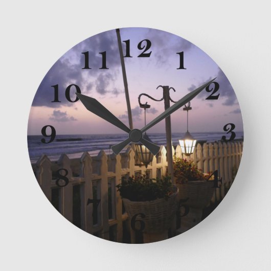 Morgendämmerung am Strand Runde Wanduhr (Vorderseite)
