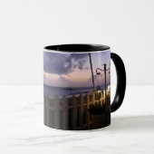 Morgendämmerung am Strand Tasse (VorderseiteRechts)