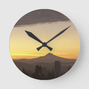 Morgendämmerung über Portland und Mt. Hood, Oregon Runde Wanduhr